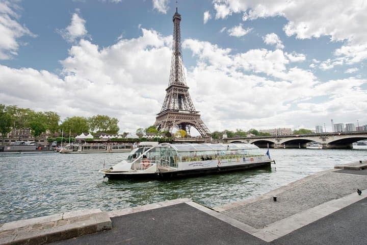 Crucero turístico en el río Sena con paradas libres en París — foto 4