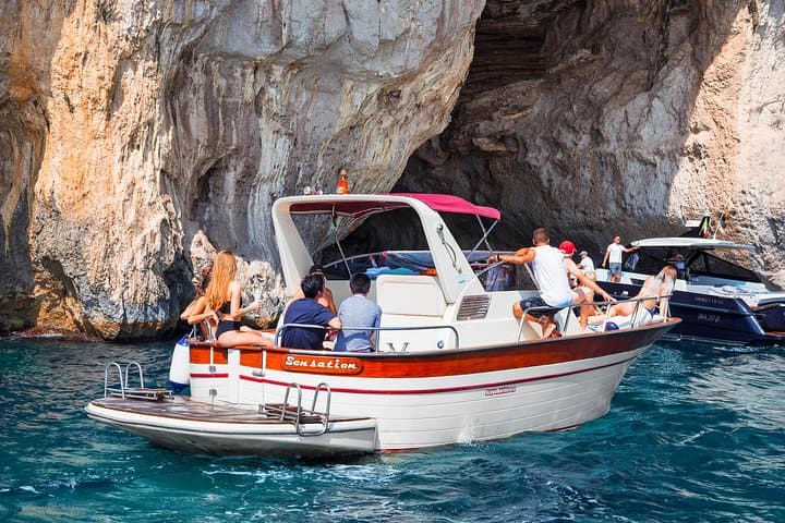 Amalfi: Escursione in Barca per Piccoli Gruppi all'Isola di Capri — foto 2