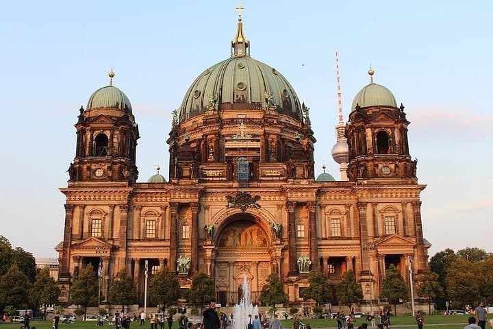 Private 4-hour City Tour of Berlin with Driver and Guide
