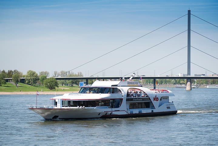 Rundfahrt mit dem Sightseeing-Boot in Düsseldorf — Foto 3