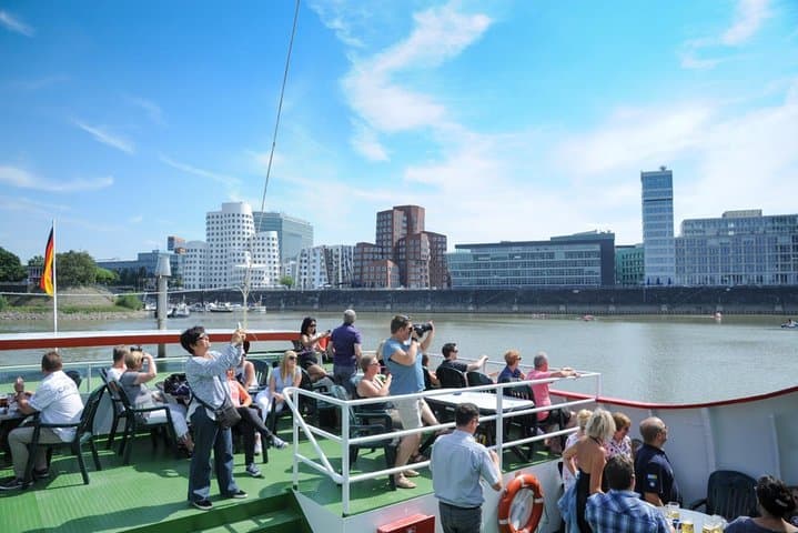 Rundfahrt mit dem Sightseeing-Boot in Düsseldorf — Foto 2