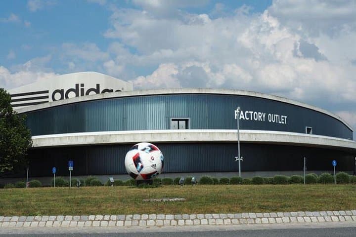 Siti della Seconda Guerra Mondiale a Norimberga e Outlet Puma Adidas