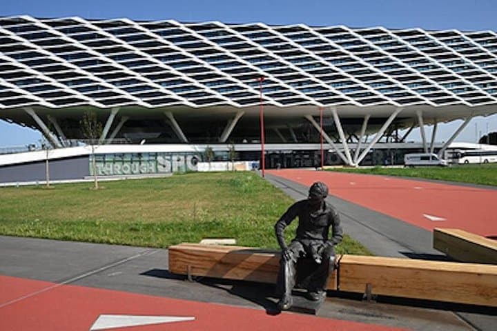 Siti della Seconda Guerra Mondiale a Norimberga e Outlet Puma Adidas — foto 2