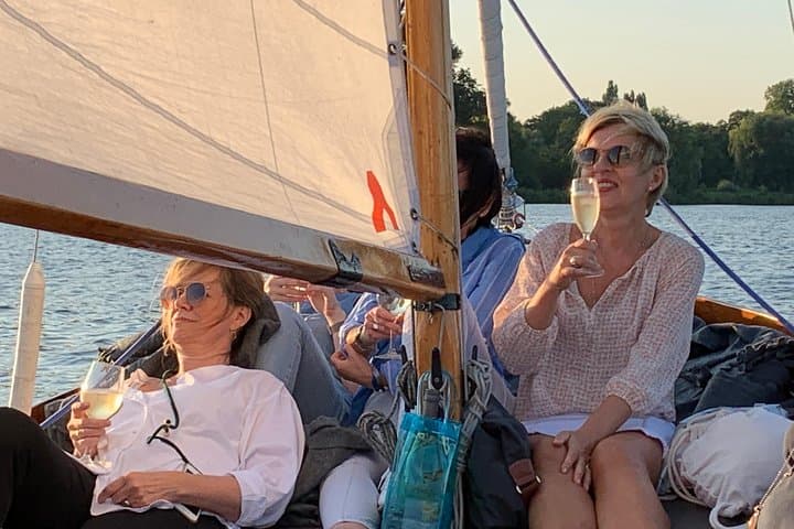 Crucero al Atardecer en Grupo Reducido por el Lago Alster en Hamburgo — foto 5