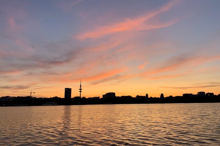 Crucero al Atardecer en Grupo Reducido por el Lago Alster en Hamburgo — foto 4