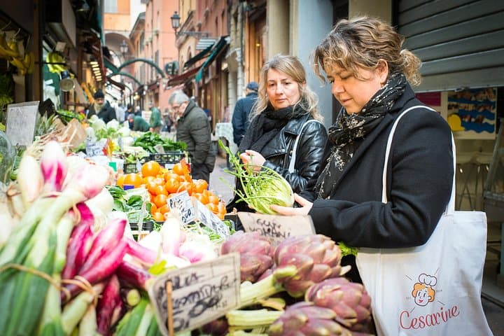 Cesarine: Markttour & Kochkurs in Bologna — Foto 3