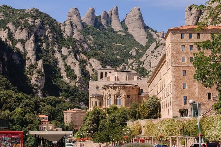 Tour di Gruppo Ridotto della Sagrada Familia e Montserrat