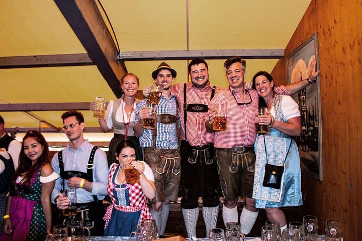 München Oktoberfest Tour mit Tischreservierungen in einem Biergarten