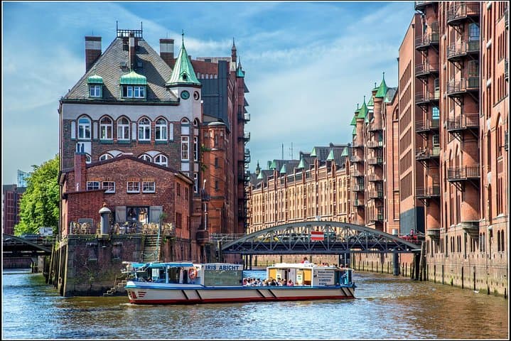 Hamburg Hafenrundfahrt 1 Stunde – Speicherstadt & Hafen — Foto 2