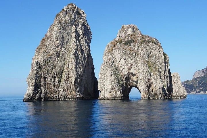 Tour en Grupo Reducido Sin Estrés: Isla de Capri y Gruta Azul desde Nápoles — foto 3