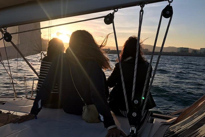 Crucero al Atardecer en Barcelona con Aperitivos Ligeros y Barra Libre — foto 5