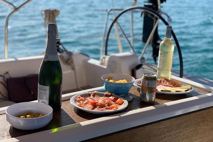 Navegación en Barcelona: Aperitivos y Barra Libre con Opción Privada