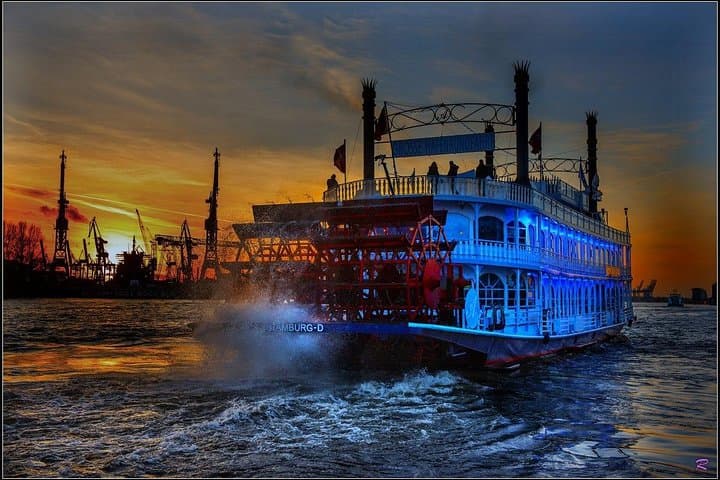 Hamburg Light Cruise 90 minutes – Speicherstadt & Hafen at night