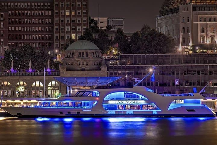 Hamburg Light Cruise 90 minutes – Speicherstadt & Hafen at night — photo 3