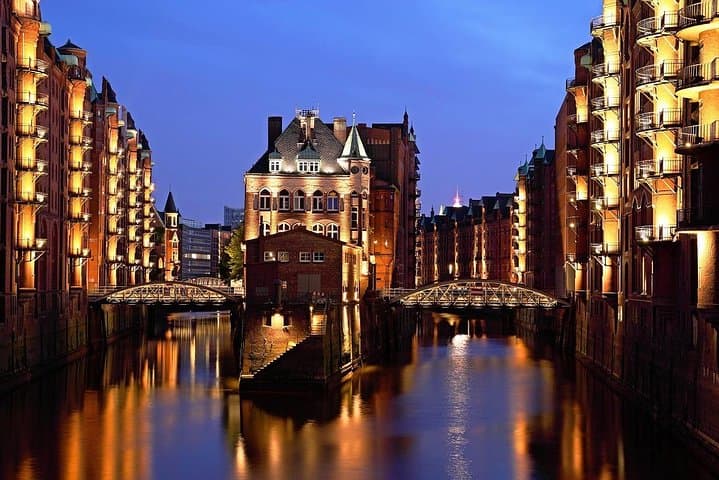 Hamburg Light Cruise 90 minutes – Speicherstadt & Hafen at night — photo 2