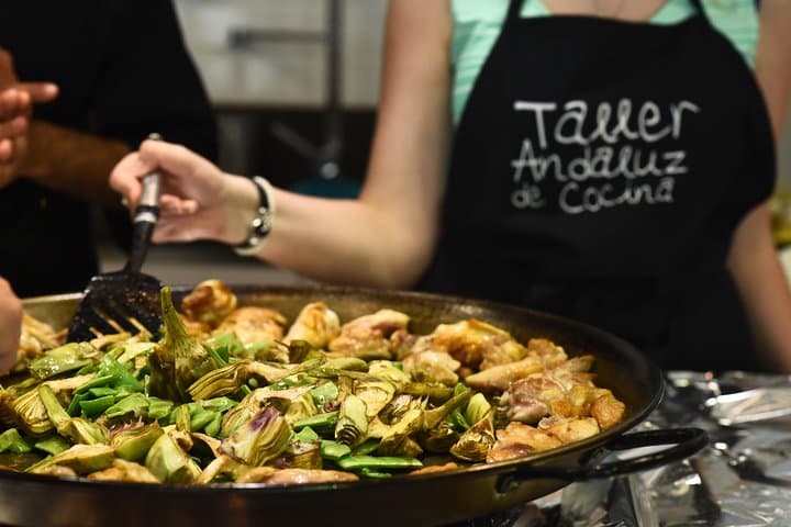 Sevilla: Paella- und Tapas-Kochkurs + Triana-Markttour — Foto 5