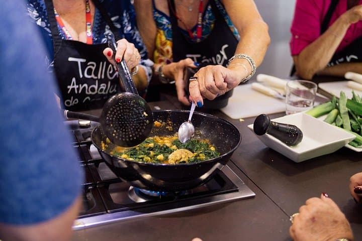 Sevilla: Abendkurs in spanischer Küche — Paella, Tapas & Sangría