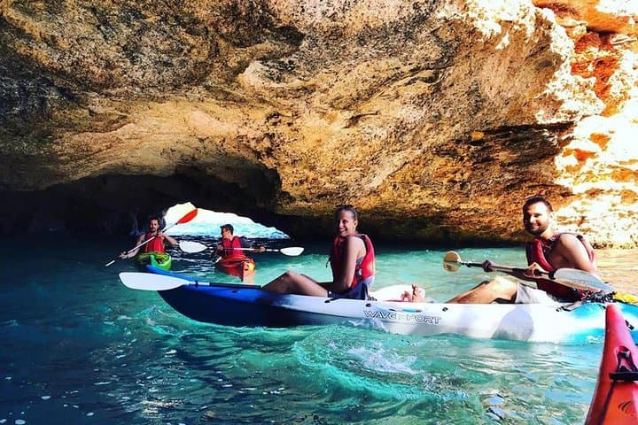 Kayak et snorkeling dans des eaux cristallines, grottes marines, Ibiza, Espagne — photo 4
