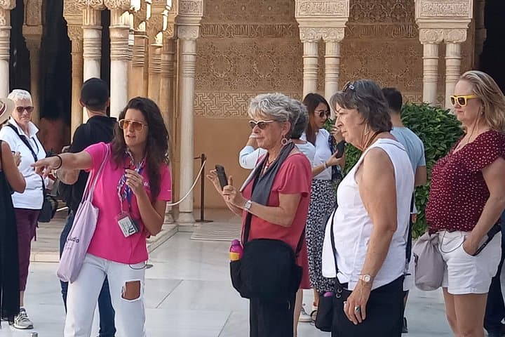 Alhambra Tour & Ticket: Nasridenpaläste, Alcazaba & Generalife — Foto 2