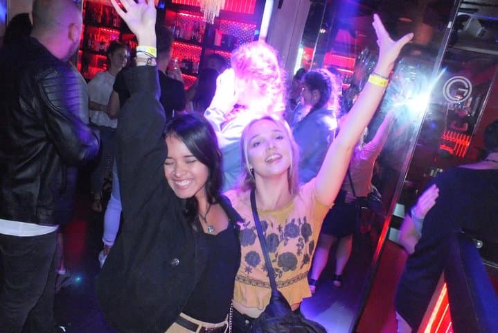 Visite nocturne des bars à Malaga avec boissons et entrée en clubs