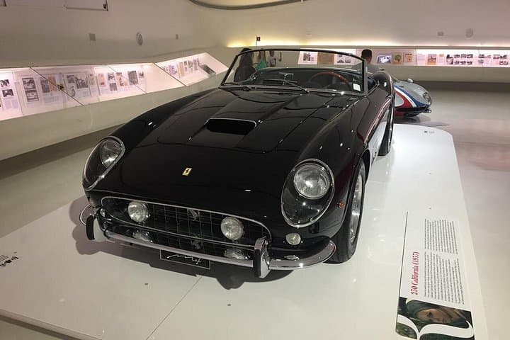 Museos Ferrari y Enzo Ferrari, Tour de la Fábrica y Museo Lamborghini — foto 2
