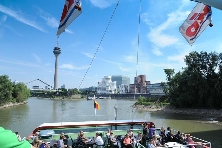 Rundfahrt mit dem Sightseeing-Boot in Düsseldorf — Foto 4