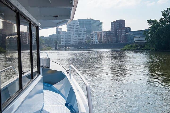 Rundfahrt mit dem Sightseeing-Boot in Düsseldorf — Foto 5