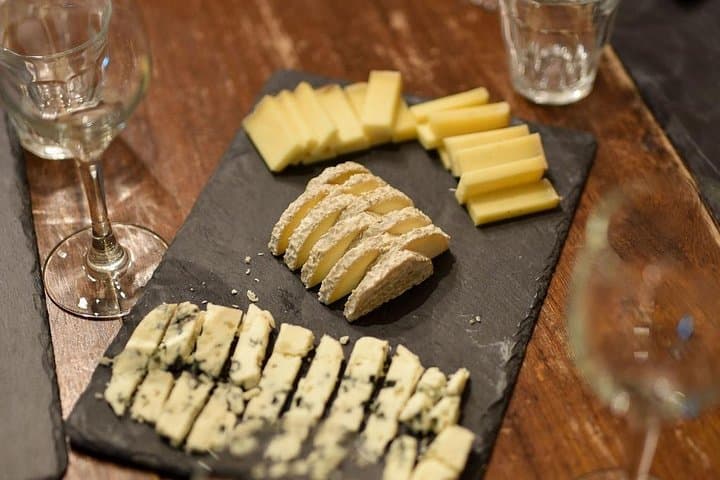 Cata de Queso y Vino en una Bodega de Queso en París — foto 5