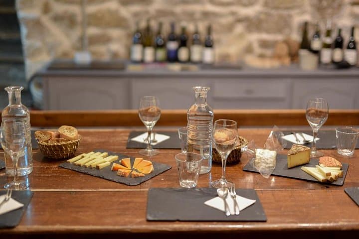Cata de Queso y Vino en una Bodega de Queso en París — foto 2