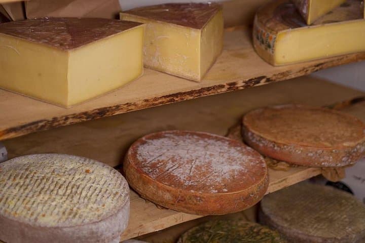 Cata de Queso y Vino en una Bodega de Queso en París — foto 1