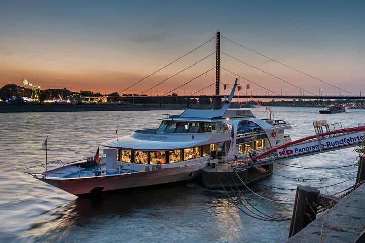 Düsseldorf 2-Stunden Abendkreuzfahrt — Foto 1