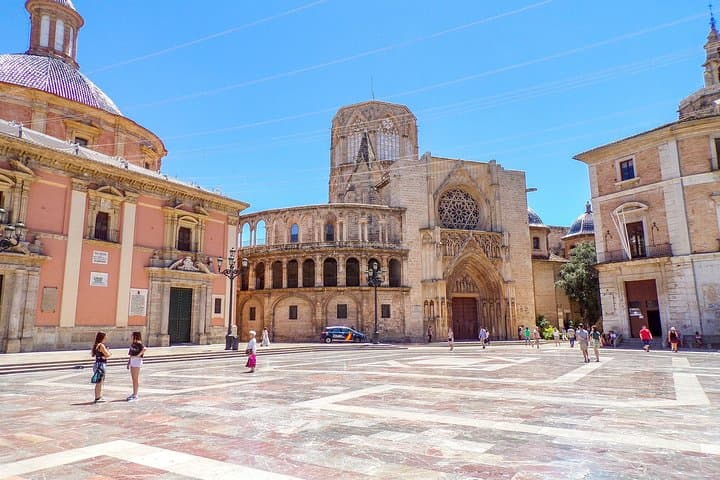 Esplora l'arte e la cultura di Valencia con un locale