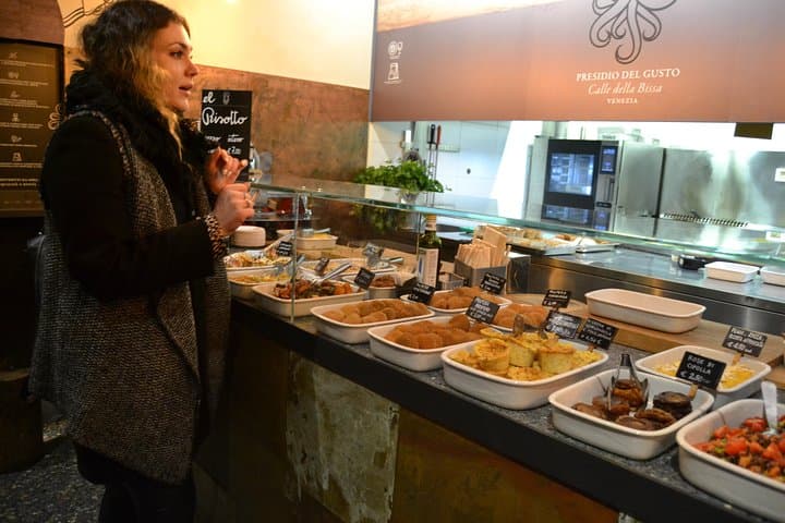 Tour di Gruppo Ridotto alla Scoperta del Cibo di Strada e dei Luoghi di Interesse a Venezia