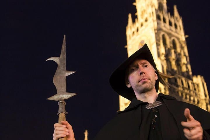 In giro con il custode notturno
