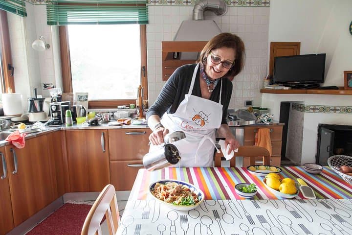Cours de cuisine à domicile et repas avec un local à Praiano — photo 3