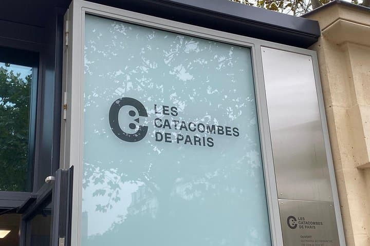 Tour Guiado Semi-Privado por las Catacumbas de París — foto 2