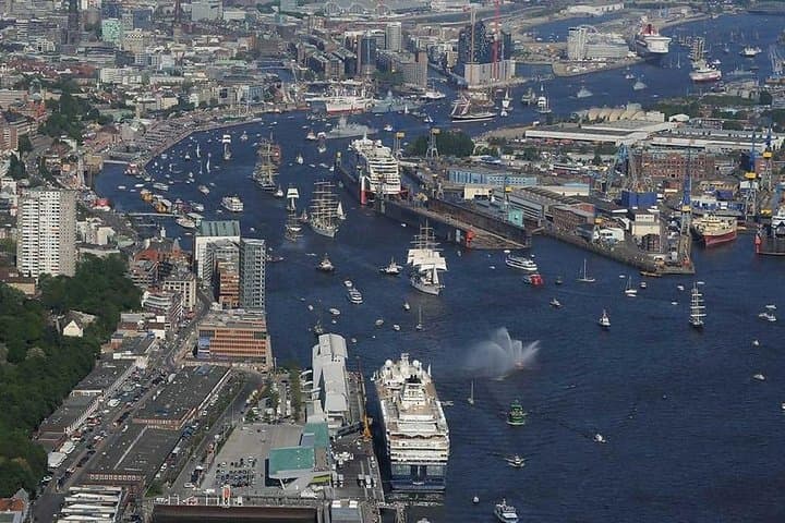 Flughafentransfer: Hamburg zum Flughafen Hamburg HAM mit Luxus-Van — Foto 4