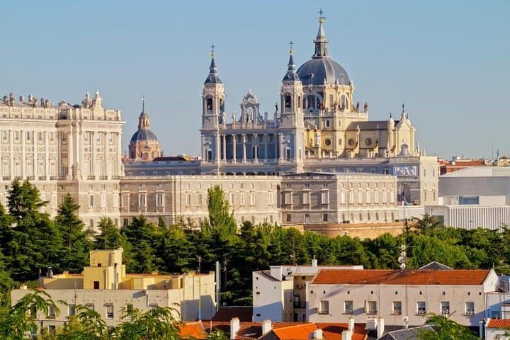Ankunftstransfer: Flughafen Madrid MAD nach Madrid mit Luxus-Van — Foto 3
