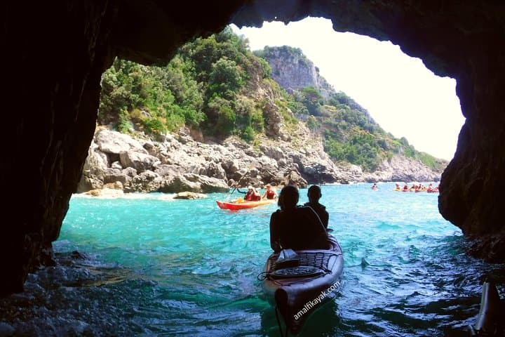 Tour in Kayak della Costiera Amalfitana: Esplora Grotte, Archi e Spiagge Nascoste — foto 4