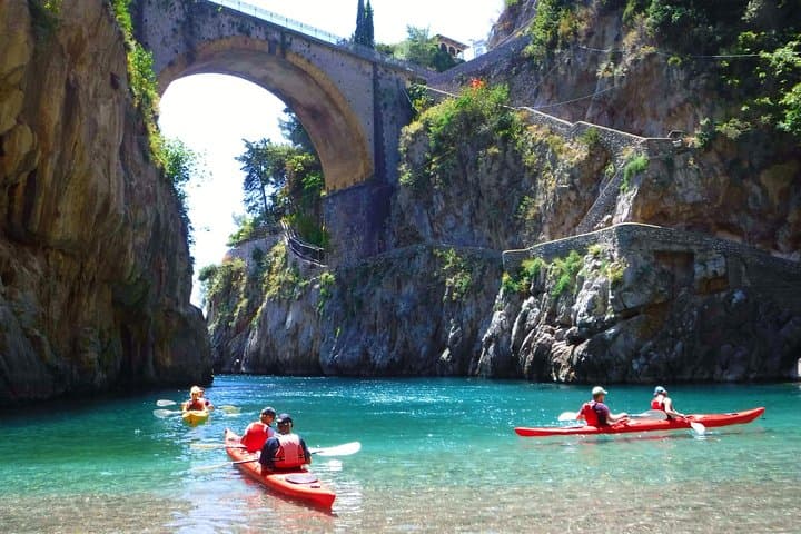 Tour in Kayak della Costiera Amalfitana: Esplora Grotte, Archi e Spiagge Nascoste — foto 3