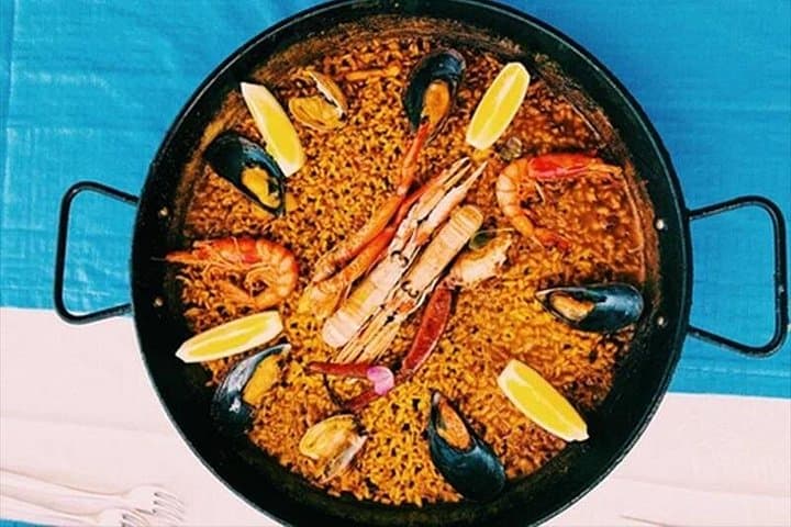 Paella mit Sangria im Restaurante America