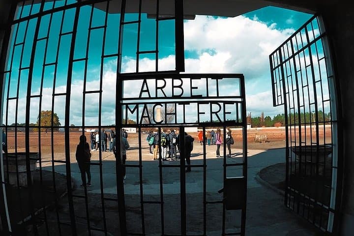 Tour privado de 5 horas a Sachsenhausen desde Berlín con recogida en el hotel