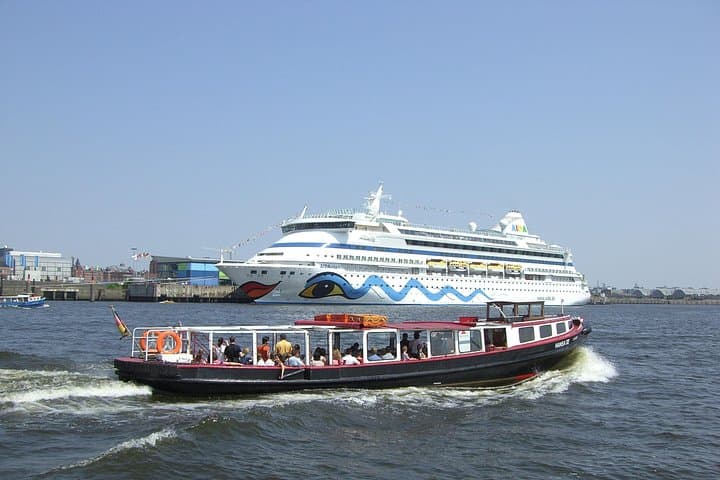 Hamburg Hafenrundfahrt mit einem Barge — Foto 5