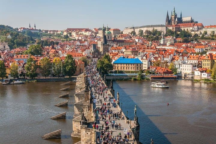 Privater Transfer von Berlin nach Prag mit 2 Stunden Sightseeing