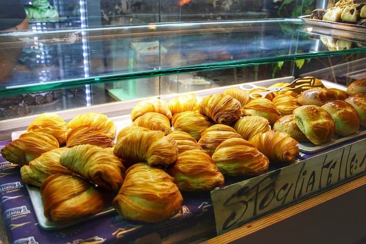 Kleine Gruppen Street Food und Walking Tour in Neapel