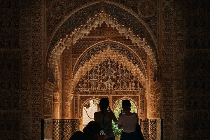 Visite Guidée de l'Alhambra et du Generalife avec Accès Prioritaire — photo 2