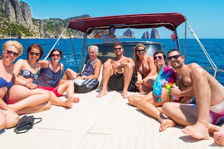 Ganztägige Bootstour zur Insel Capri in kleiner Gruppe ab Neapel