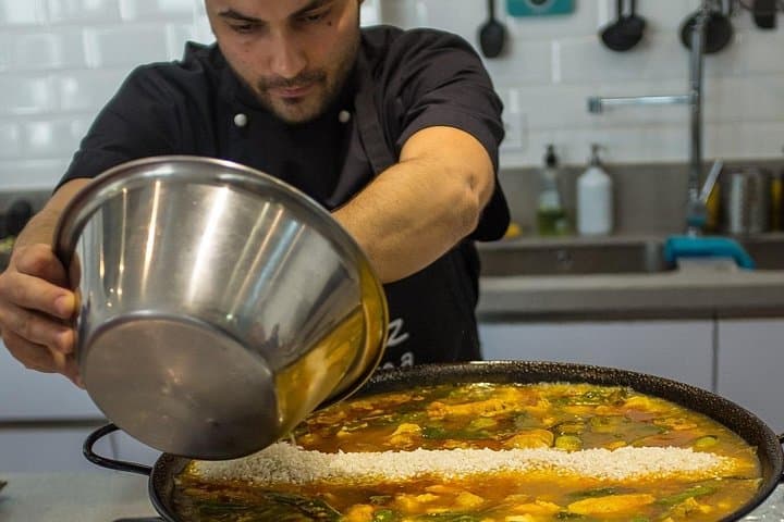 Sevilla: Abendkurs in spanischer Küche — Paella, Tapas & Sangría — Foto 5