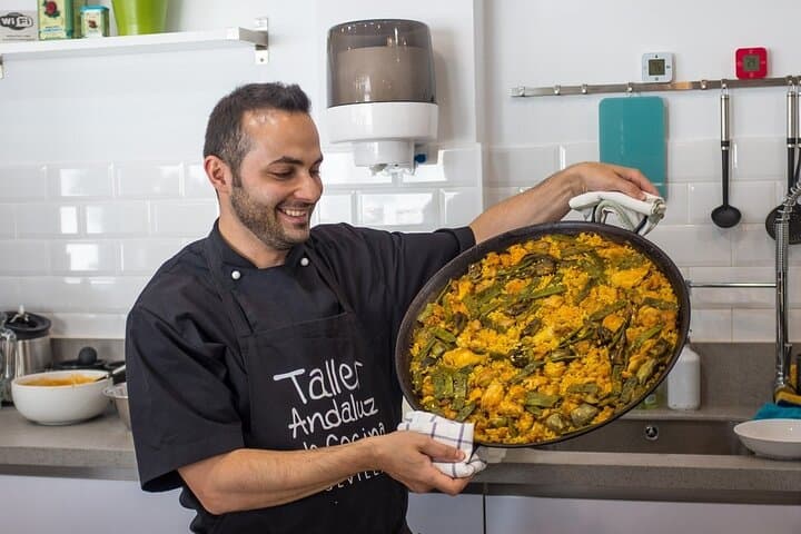 Sevilla: Abendkurs in spanischer Küche — Paella, Tapas & Sangría — Foto 2