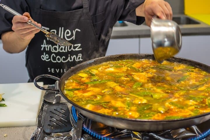 Sevilla: Paella- und Tapas-Kochkurs + Triana-Markttour